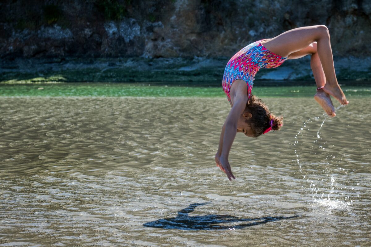 Storytelling - meisje springt in het water. Niet de Kleine Mevrouw: die is nog niet zo moedig!